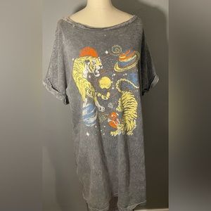 Graphic oversized tee